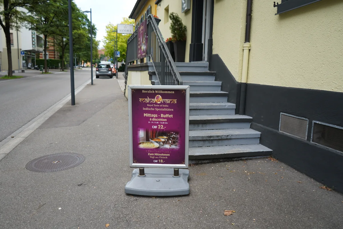 Eine Tafel weist auf die indischen Mahlzeiten hin.
